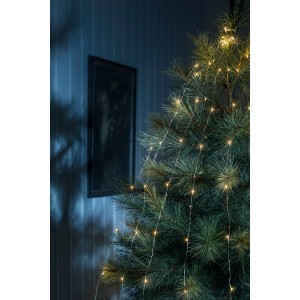 Konstsmide LED Tropfenlametta mit 90 bernsteinfarbenen Dioden an einem Weihnachtsbaum.