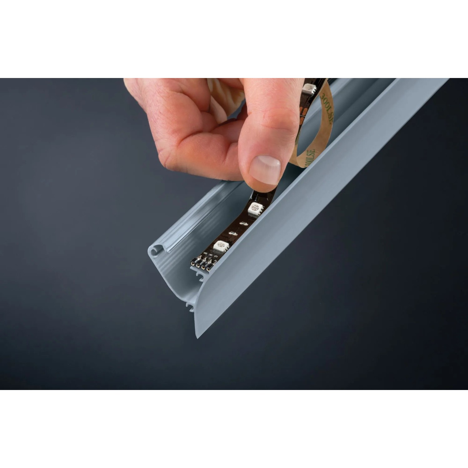 Graues Paulmann Corner Profil (2m) mit LED-Streifen für indirekte Beleuchtung.
