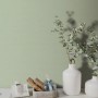 Helle, grüne Erismann Vliestapete La Terrasse Linea Tissu mit feiner Weboptik an der Wand.