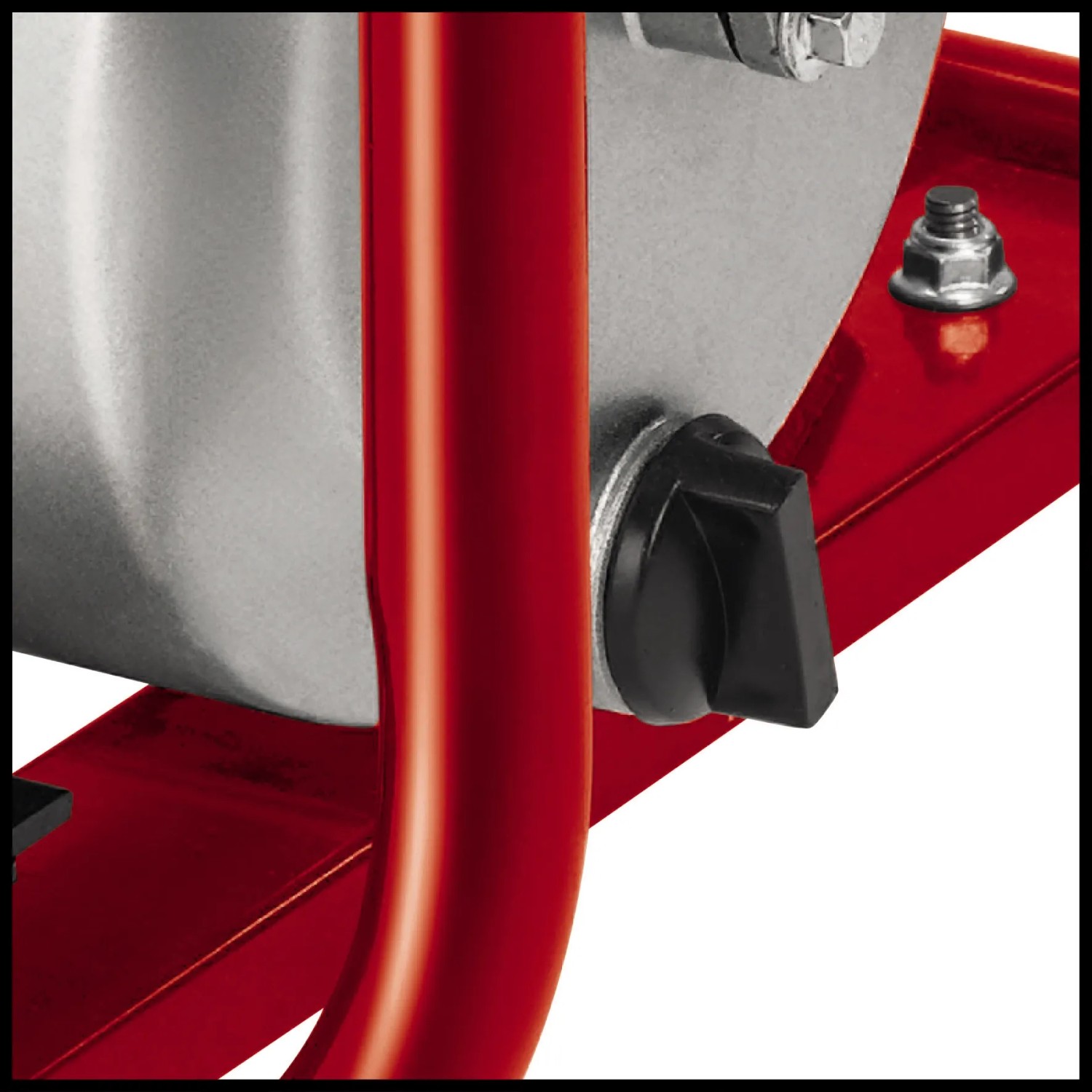 Detailaufnahme der Einhell GE-PW 46 Benzin-Wasserpumpe mit rotem Rahmen und schwarzem Schalter.