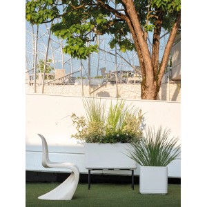 Deroma Cosmo Blumenkasten mit schwarzem Standfuß aus Metall, ideal für Garten und Terrasse.