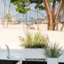 Deroma Cosmo Blumenkasten mit schwarzem Standfuß aus Metall, ideal für Garten und Terrasse.