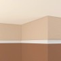 Decosa Flachprofil Melissa, weiße Zierleiste an Wand zwischen zwei farbigen Wandbereichen.