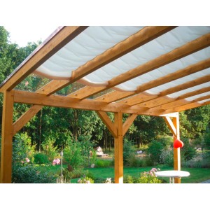 Floracord Sonnensegel in Hell Elfenbein unter Holzkonstruktion im Garten.