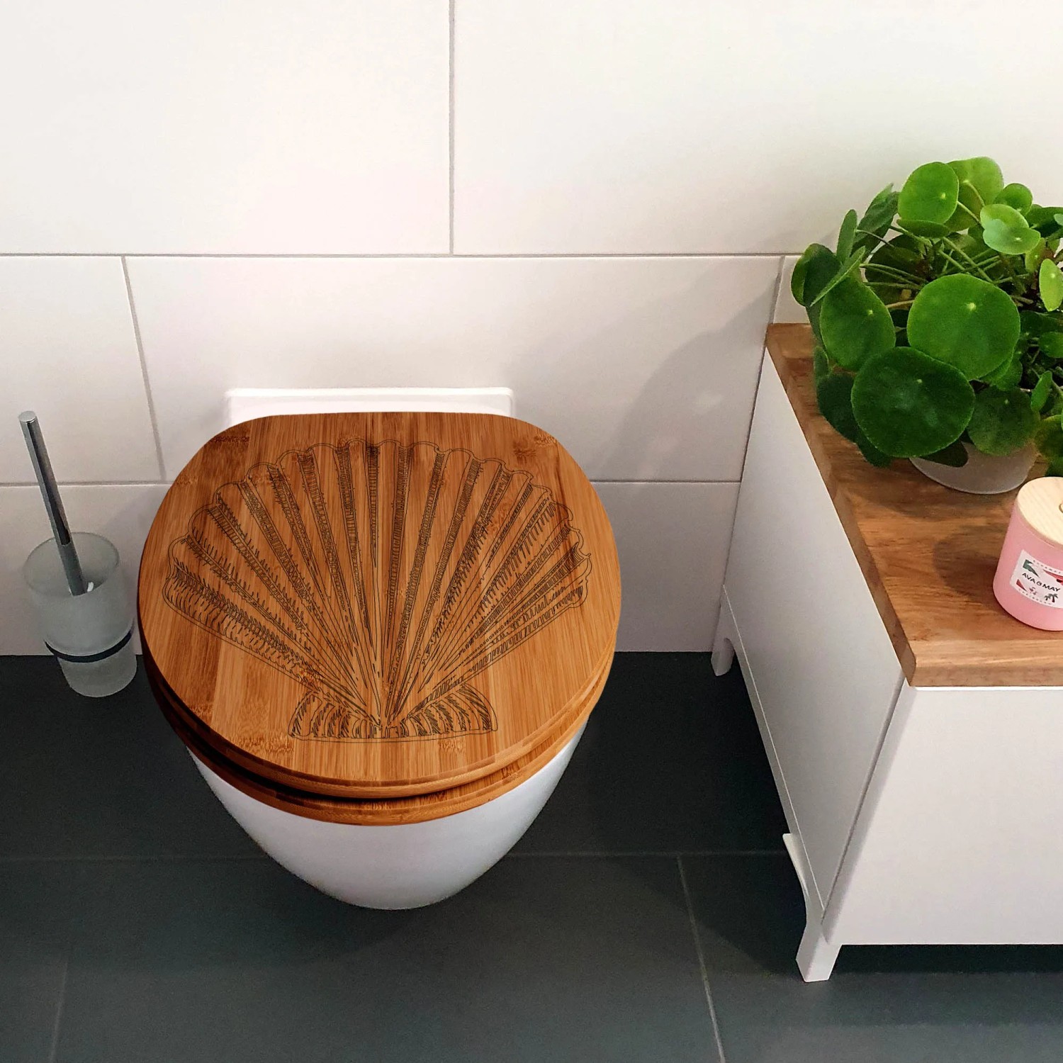 Banjado WC-Sitz aus Bambus mit Muschel-Gravur und Absenkautomatik.