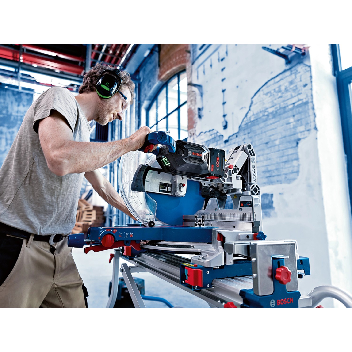 Bosch Professional Akku-Kapp- und Gehrungssäge GCM 18V-305 GDC im Einsatz.