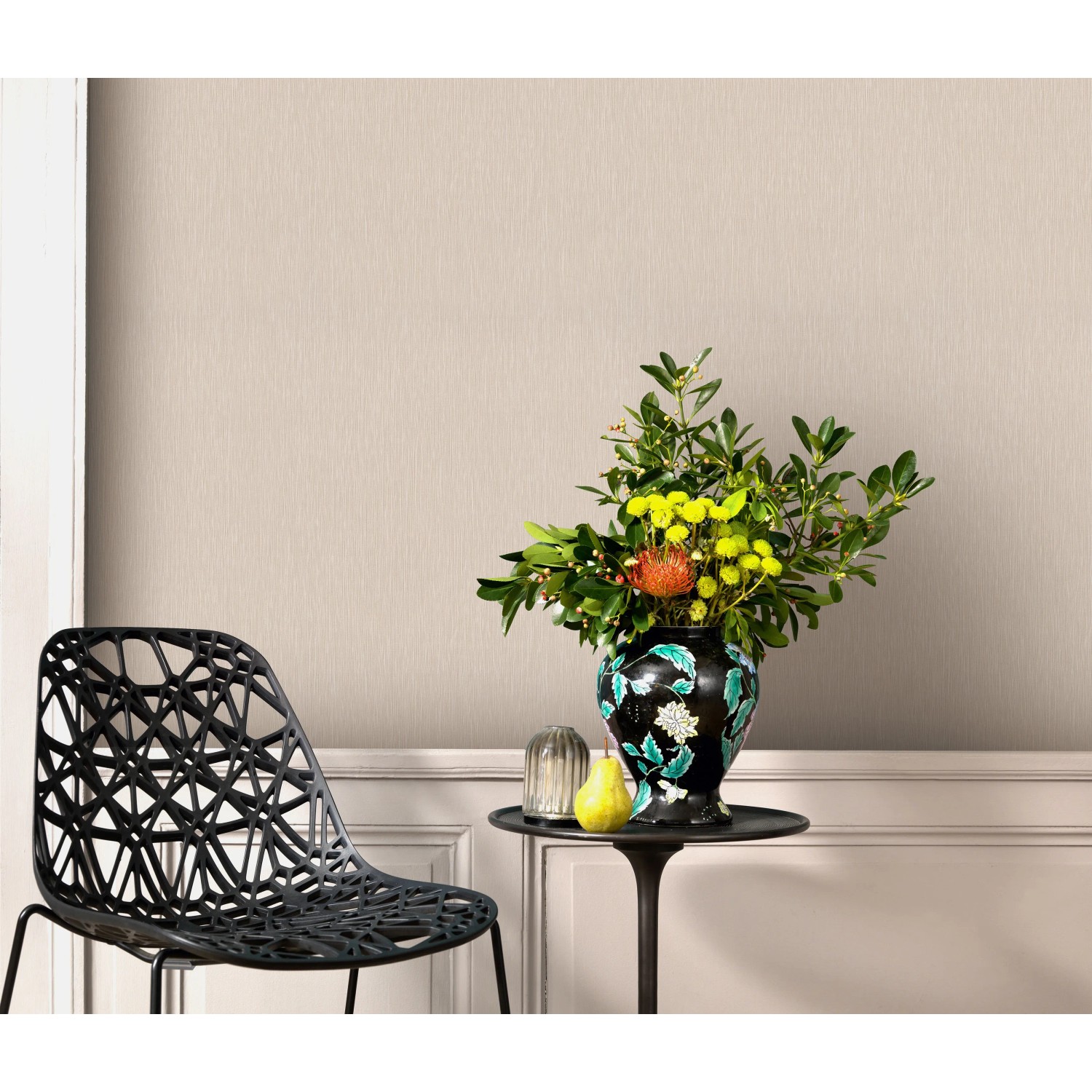 Beige Vliestapete Fusion von Guido Maria Kretschmer mit feiner Struktur.