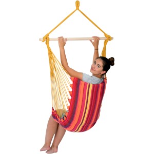 Frau sitzt im Amazonas Hängesitz Belize Vulcano, gestreift, mit gelber Aufhängung.