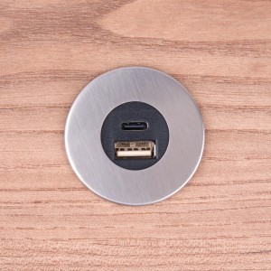 Runder Einbau USB Hub aus gebürstetem Edelstahl mit USB-A und USB-C Anschluss in Holzplatte.