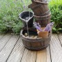 Gartenbrunnen-Set Halifax mit rustikalen Holzeimer-Optik und Wasserlauf für Garten und Terrasse.