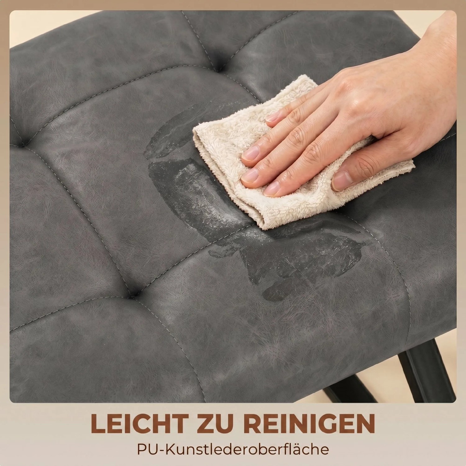 Hand wischt Wasser von dunkelgrauer HOMCOM Schuhbank aus Kunstleder. Leicht zu reinigende, wasserfeste PU-Oberfläche.