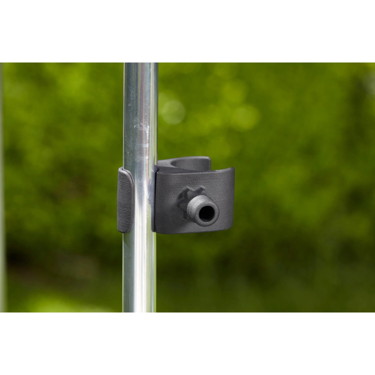 Detailaufnahme: Halteclip am Gardena CleverRoll M Schlauchwagen zur Schlauchfixierung.