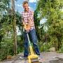 Mann reinigt Steinplatten mit Gloria BrushSystem Steinbürste Pro. Gartenhandgerät mit Stahldrahtbürste.
