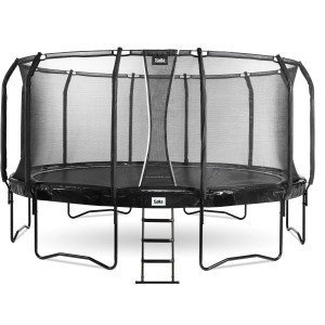 Schwarzes Salta Trampolin First Class (ø 487 cm) mit Sicherheitsnetz und Leiter.
