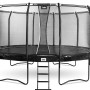 Schwarzes Salta Trampolin First Class (ø 487 cm) mit Sicherheitsnetz und Leiter.
