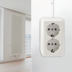 Merten Aufputz Schuko-Doppelsteckdose in Weiß, Detailaufnahme.