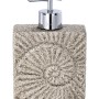 Beiger Wenko Seifenspender Fossil aus Polyresin mit Fossilienmuster und Chrom-Pumpe.