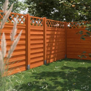 Teakfarbener Sichtschutzzaun Country, lasiert, 180x180 cm, im Garten.