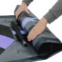 Zusammenrollen des schwarzen ECD Germany Stand Up Paddle Boards mit Sitz.