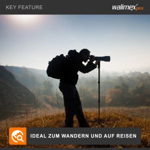 Person mit Rucksack nutzt Walimex Pro Aluminium Einbeinstativ für Kamera mit Teleobjektiv in hügeliger Landschaft. Perfekt für Wandern & Reisen.