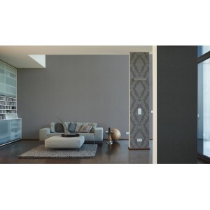 Wohnraum mit dunkler Vliestapete Elegance Uni Dunkelgrau FSC® an der Wand.