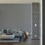 Wohnraum mit dunkler Vliestapete Elegance Uni Dunkelgrau FSC® an der Wand.