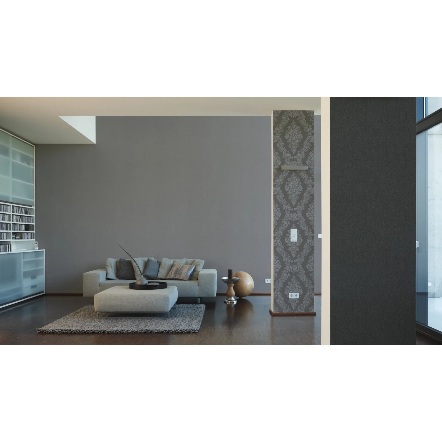 Wohnraum mit dunkler Vliestapete Elegance Uni Dunkelgrau FSC® an der Wand.