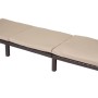 Braune Poly-Rattan Sonnenliege mit cremefarbenen Kissen. Verstellbare Gartenliege für entspannte Stunden.