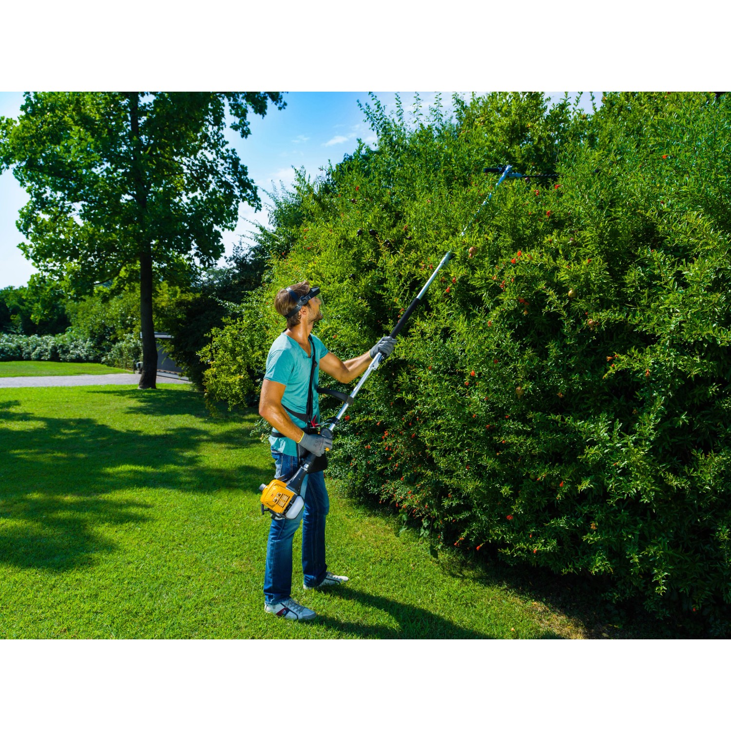 Stiga Benzin-Multi-Tool MT 330 im Einsatz zum Heckenschneiden mit Tragegurt.