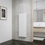 Weißer Schulte Design-Heizkörper Aachen mit Mittelanschluss im modernen Bad.