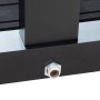 Detailaufnahme der schwarzen Steinbach Solardusche The Gate 30 l mit Wasseranschluss.