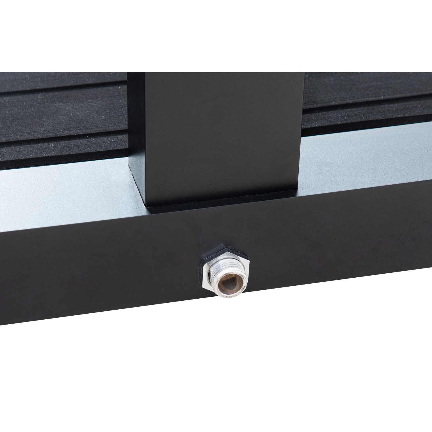 Detailaufnahme der schwarzen Steinbach Solardusche The Gate 30 l mit Wasseranschluss.