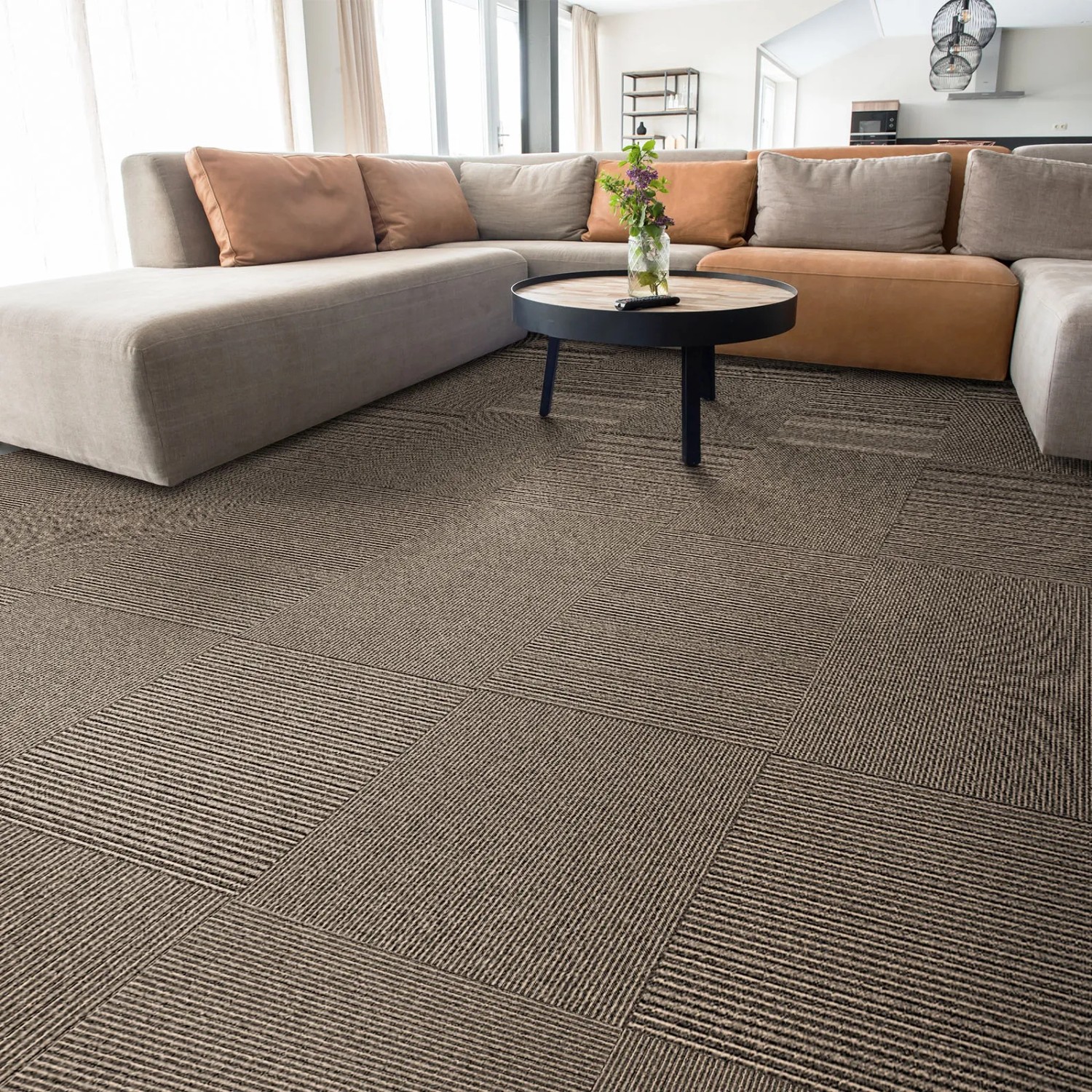 Beige Teppichfliesen Bern 50x50 cm, schalldämmend und selbstliegend im Wohnraum.