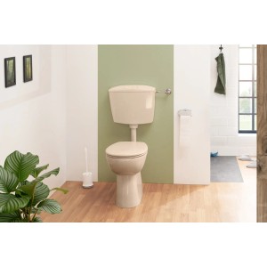 Beige Calmwaters Stand-WC Set mit erhöhtem Sitz und Absenkautomatik. Spülrandlose Toilette für mehr Hygiene.