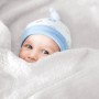 Baby, eingewickelt in weiße Bestlivings Mikrofaser Babydecke (70x100 cm) mit blau-weißem Mützchen.