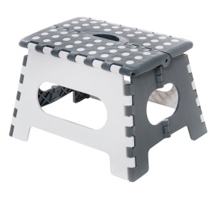 Klapphocker One Step, grau-weiß, belastbar bis 150 kg. Praktischer Tritthocker für Haushalt und Werkstatt.