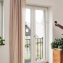 Mann misst mit dem Bosch AdvancedTemp Infrarot-Thermometer die Temperatur an einer Wand im Innenraum.