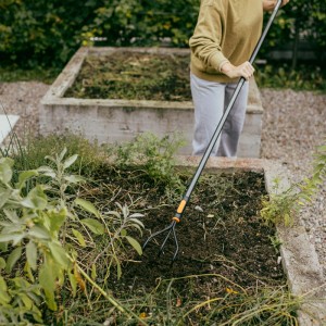 Fiskars Grubber OneClick im Einsatz zum Auflockern der Erde im Hochbeet.