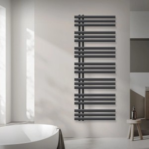 Anthrazitfarbener LuxeBath Badheizkörper Iron 600x1600mm mit Thermostat im modernen Bad.
