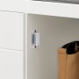Detailaufnahme: Weiße Schuhbank mit grauem Sitzkissen und Stauraum für Schuhe.