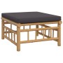 Fußhocker aus Bambus mit dunkelgrauem Kissen, Teil des vidaXL Garten-Lounge-Sets.