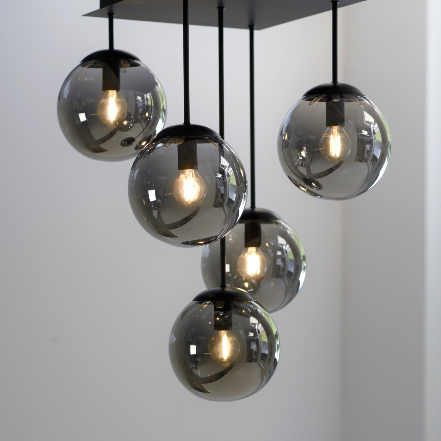Schwarze Just Light Deckenleuchte Big Widow mit 5 Rauchglas-Kugeln, 39x39 cm.