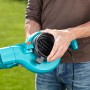Gardena ErgoJet 3000 Elektro-Laubsauger und -bläser in Aktion, gehalten von einer Person.
