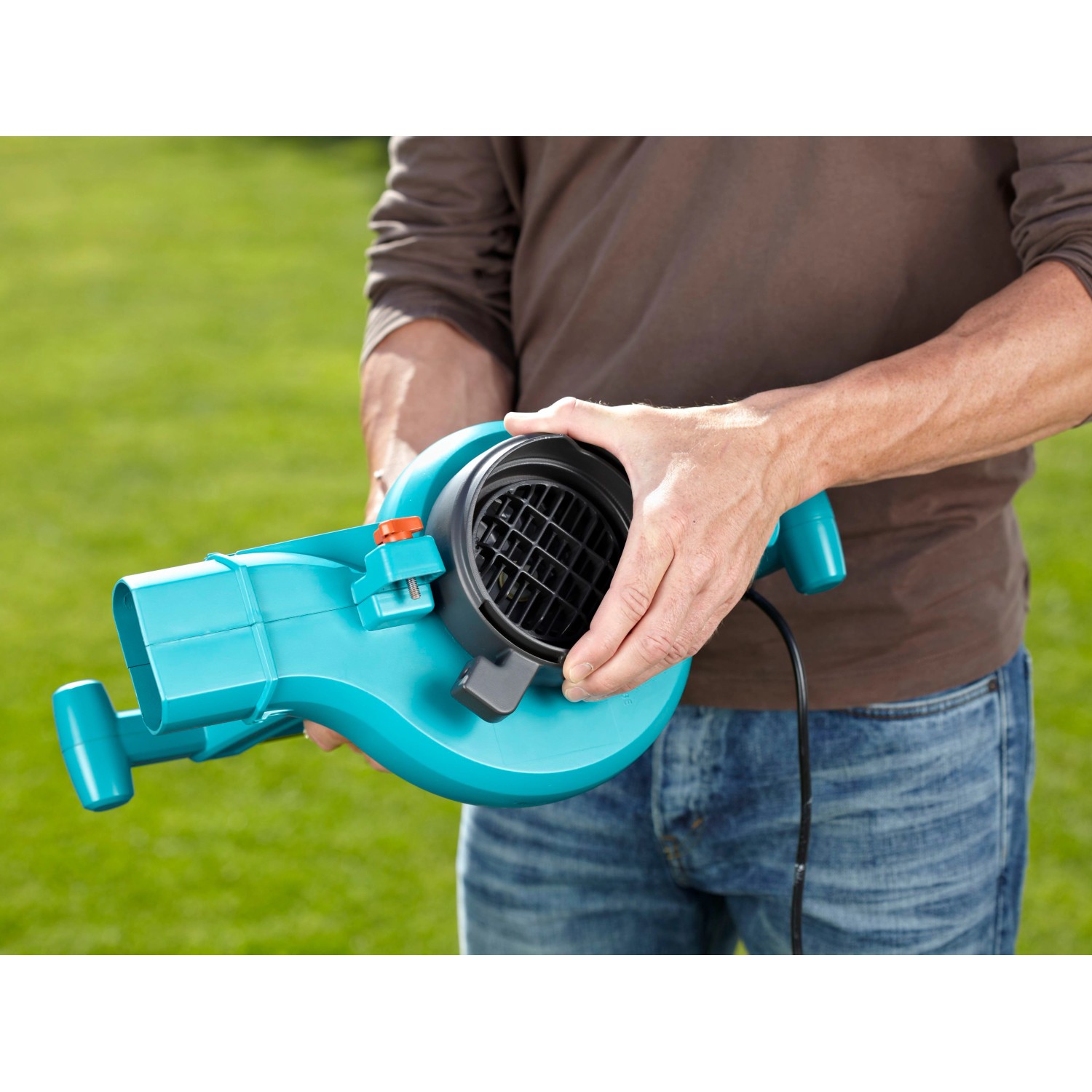Gardena ErgoJet 3000 Elektro-Laubsauger und -bläser in Aktion, gehalten von einer Person.