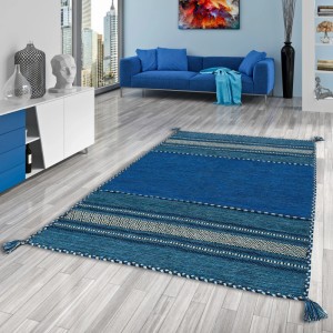 Blauer Pergamon Natur Teppich Kelim Navarro (70x140cm) mit Streifenmuster im Wohnzimmer.