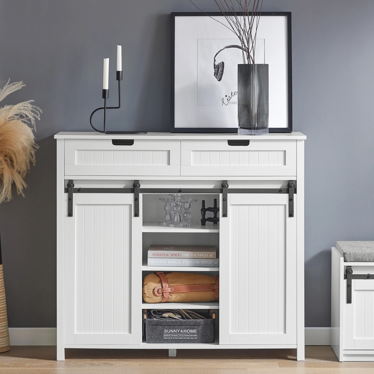 Weißes SoBuy Sideboard FSB74-W mit Schiebetür, Schubladen und offenen Fächern.