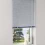 Aluminium Jalousie Burgos, 140x160 cm, Silber, am Fenster montiert.