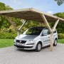 WEKA Einzelcarport Mugello aus kesseldruckimprägniertem Holz mit Auto. Flaches Dach, natürliche Optik.