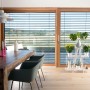Weißes needs&wants Pflanzenregal Bloomy1 mit Pflanzen im Wohnraum.