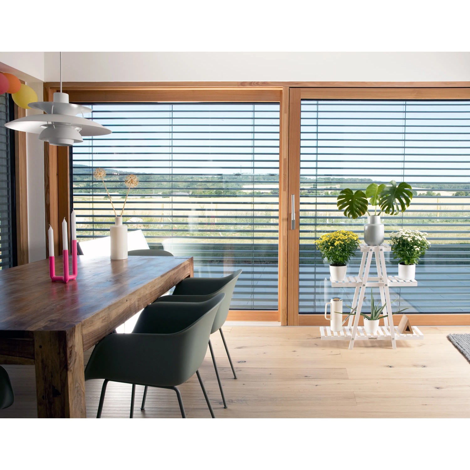 Weißes needs&wants Pflanzenregal Bloomy1 mit Pflanzen im Wohnraum.